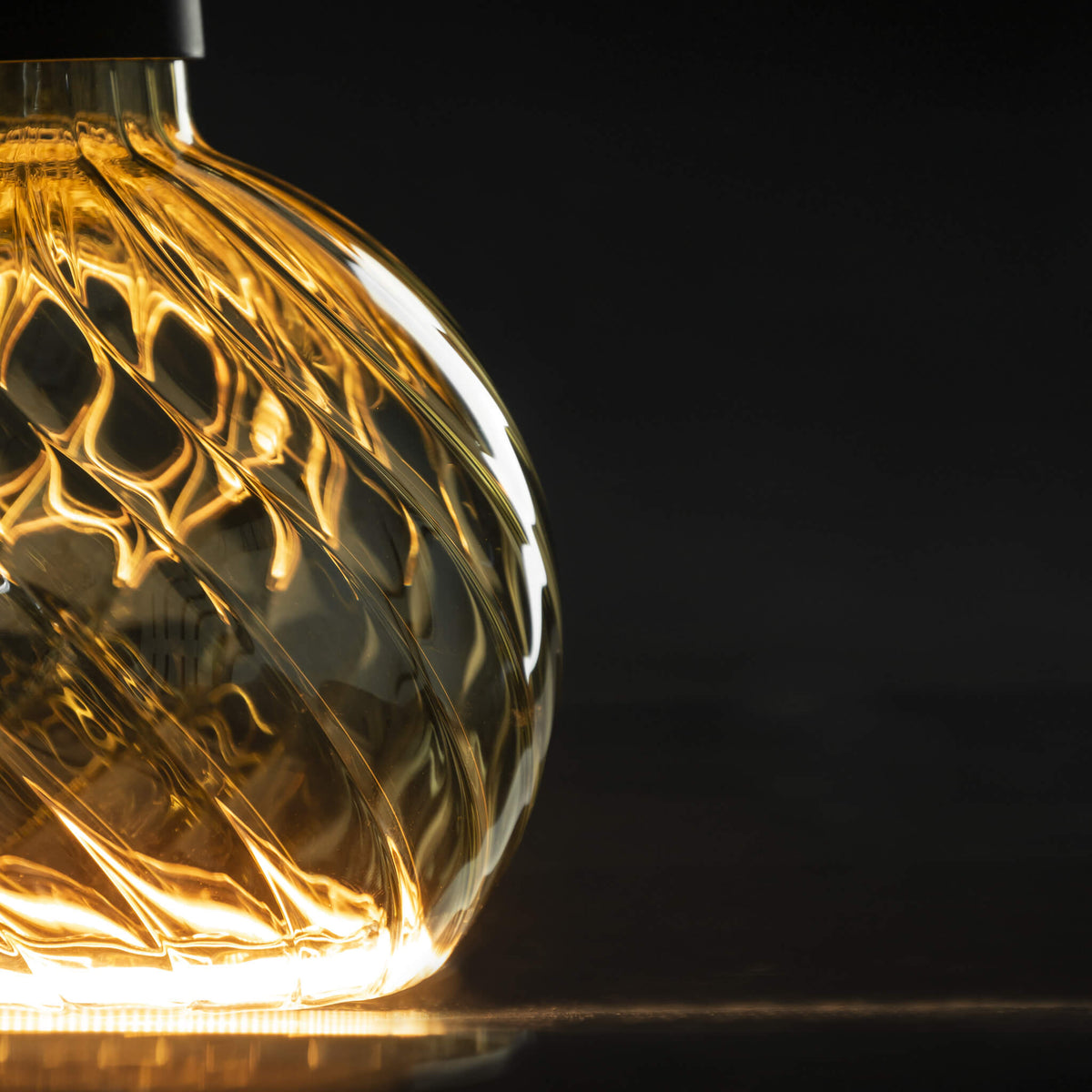 SEGULA LED Floating Globe 150 twisted smokey grau – E27, 6 W, 1.900 K, dimmbar – Bild 3