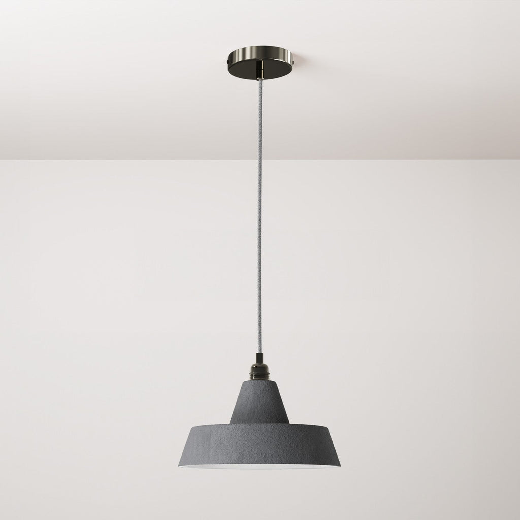 Pendelleuchte komplett mit Textilkabel, Lampenschirm aus Industriekeramik und Metallfinish – Beton-Optik