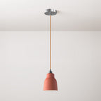Pendelleuchte mit Textilkabel, Vaso-Keramikschirm und Metallelementen – Gestreiftes Korallenrot
