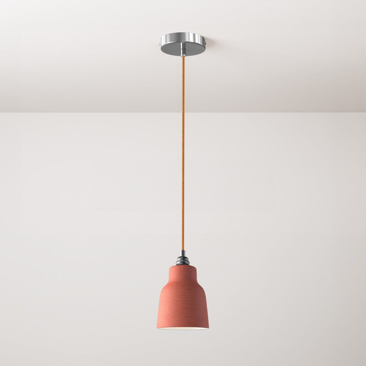 Pendelleuchte mit Textilkabel, Vaso-Keramikschirm und Metallelementen – Gestreiftes Korallenrot