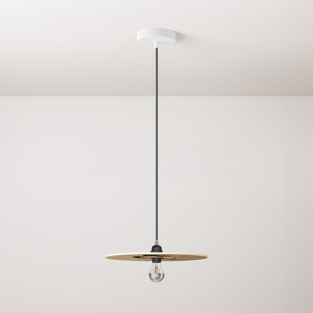 Pendelleuchte komplett mit Textilkabel, doppelseitigem UFO-Holzschirm und Metall-Details – Carolina Zuniga