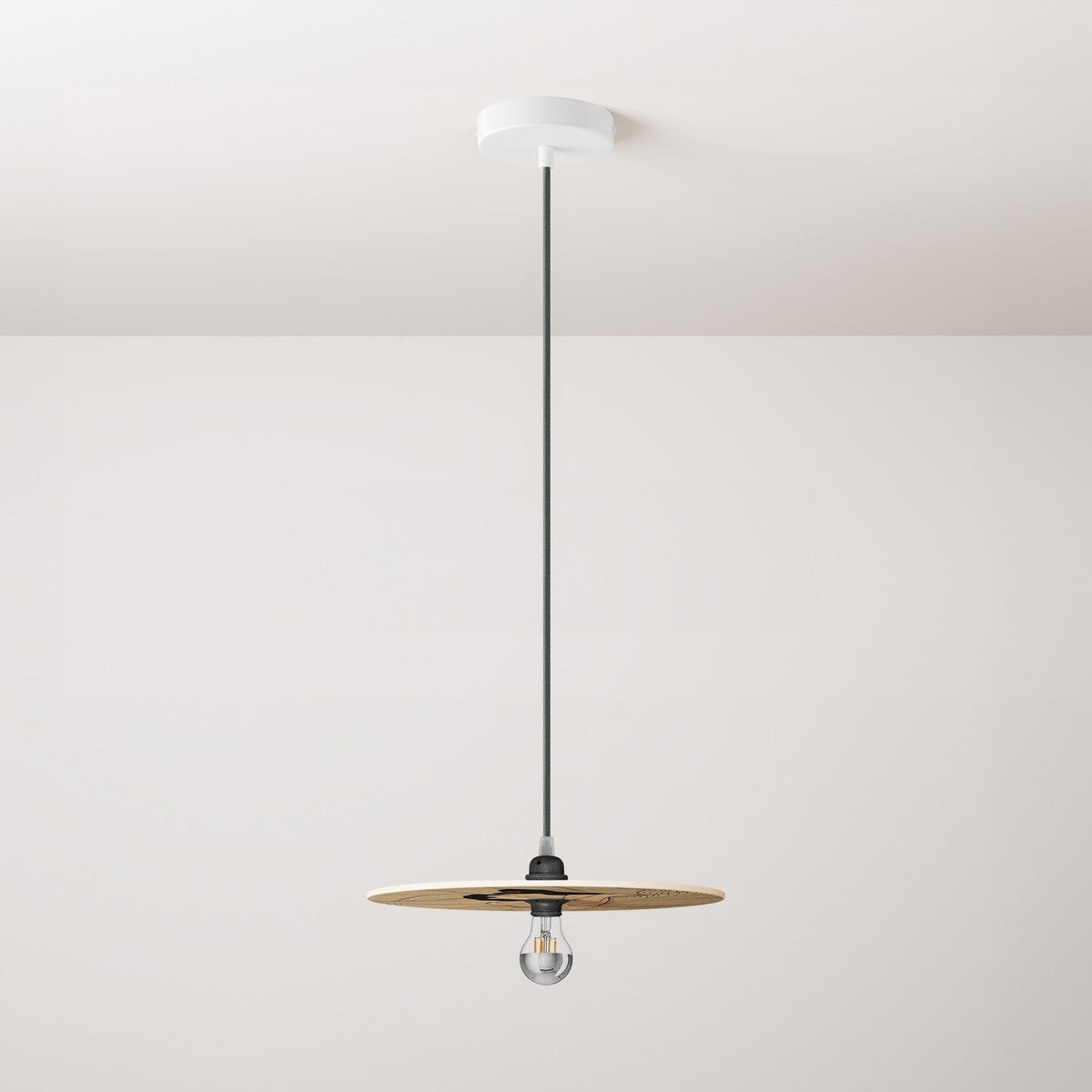 Pendelleuchte komplett mit Textilkabel, doppelseitigem UFO-Holzschirm und Metall-Details – Carolina Zuniga