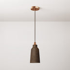Pendelleuchte komplett mit Textilkabel, Flaschenschirm aus Keramik und Metallakzenten – Corten-Look
