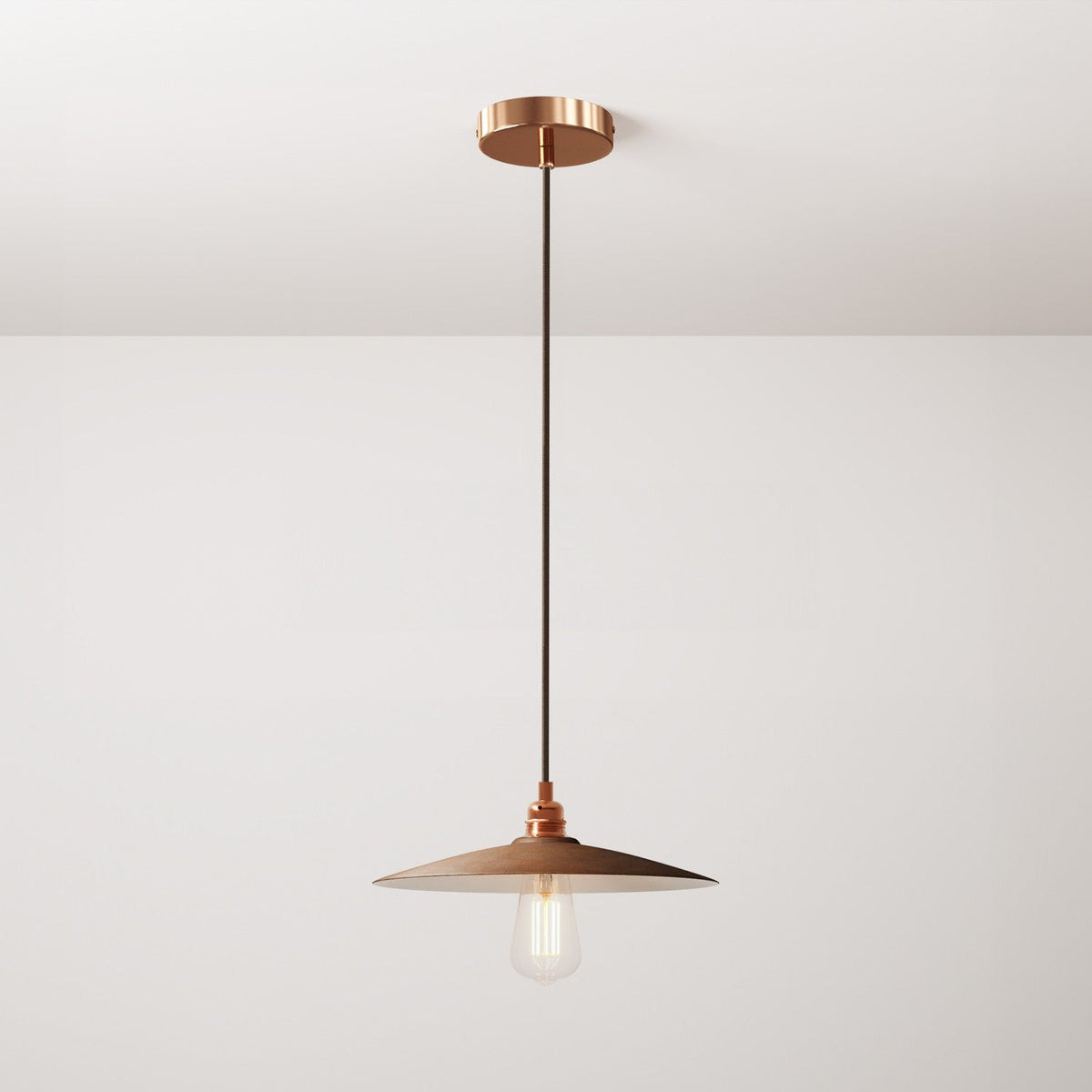 Pendelleuchte mit Textilkabel, flachem Lampenschirm aus Keramik und Metallakzenten – Corten-Effekt
