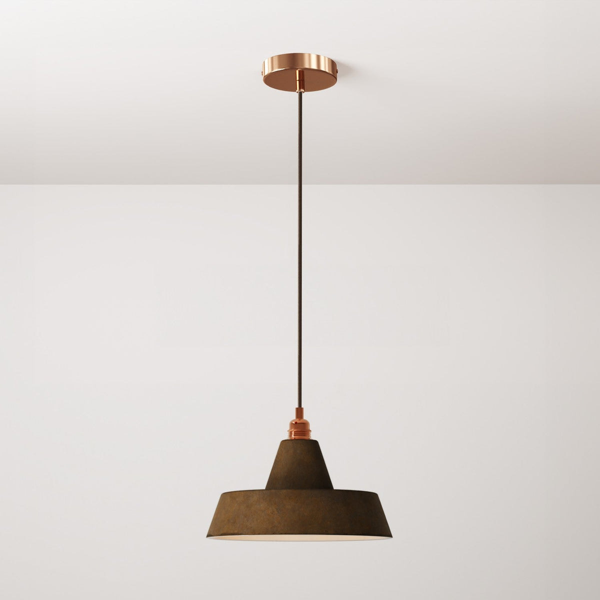 Komplette Hängeleuchte mit Textilkabel, Industrieschirm aus Keramik und Metallakzenten – Corten-Optik
