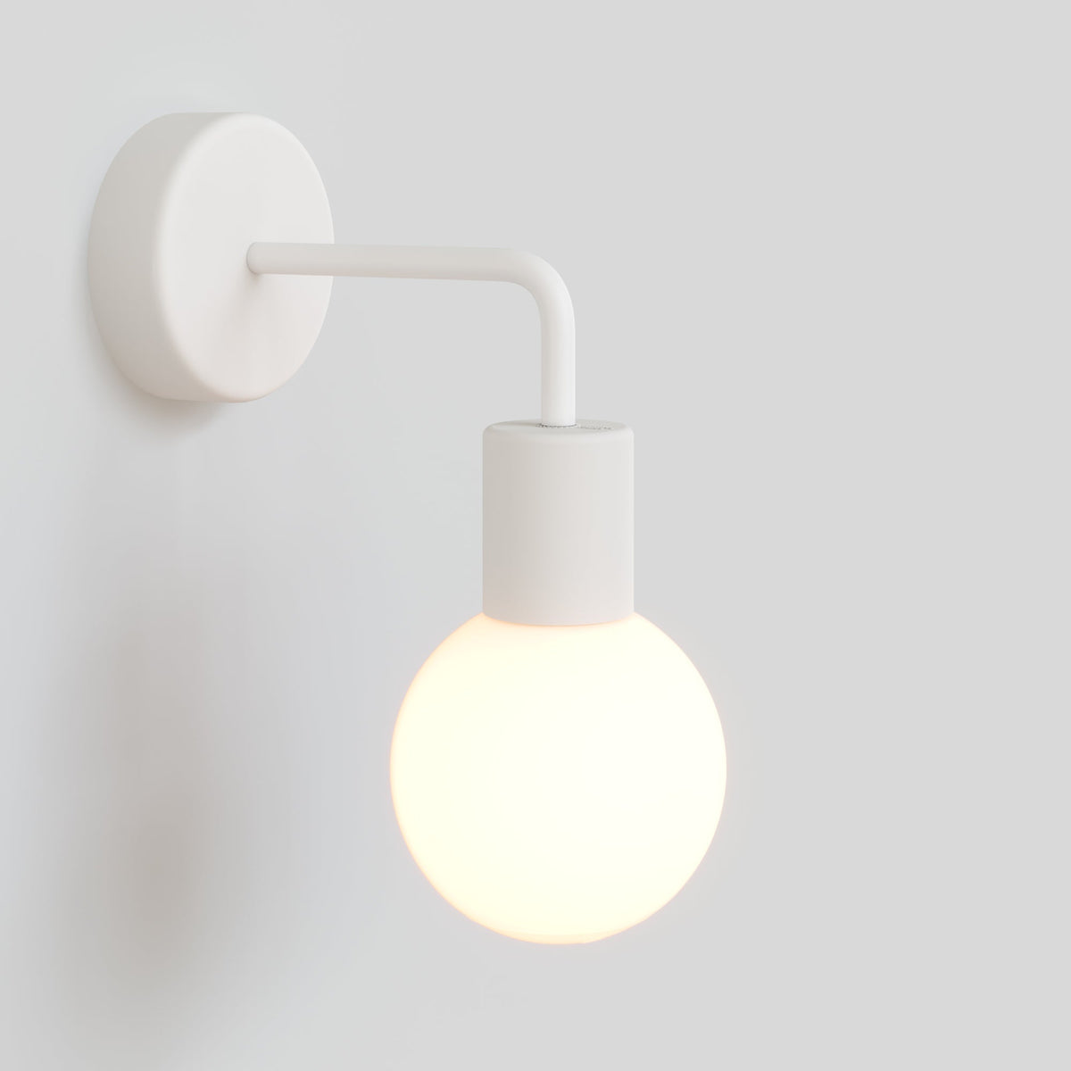 Außenwandleuchte Modulair IP65 mit L-Ausleger und kugelförmigem, bruchsicherem Unbreak-a-Ball-Lampenschirm - Weiß