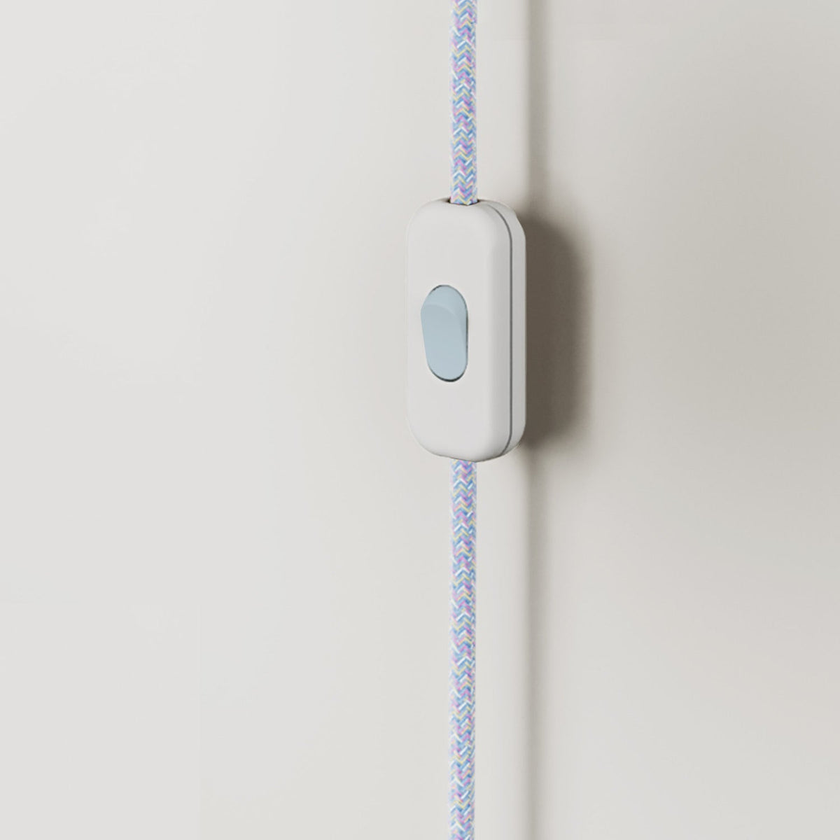 Wandleuchte aus Metall mit zweipoligem Stecker – Zuckerpapier-Blau – Ansicht 3