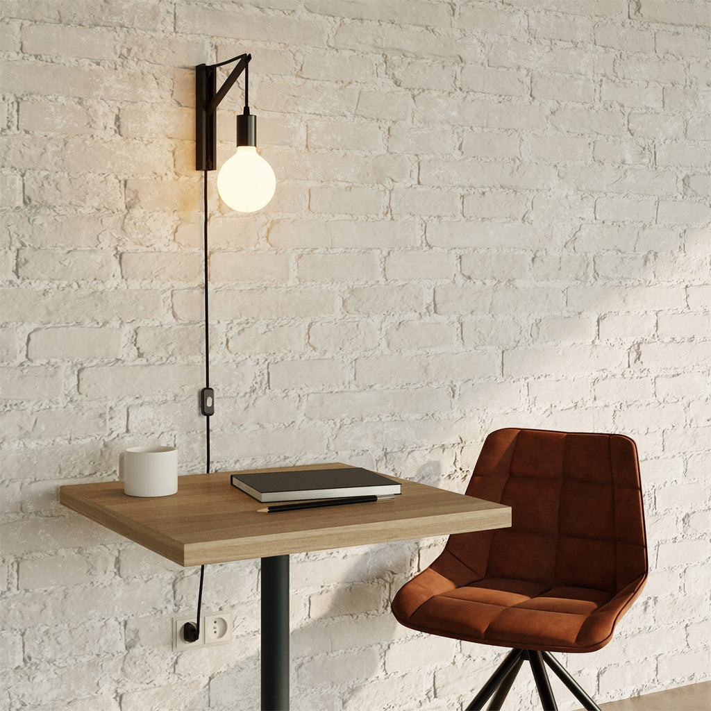 Wandleuchte aus Metall mit zweipoligem Stecker – Schwarz – Ansicht 2