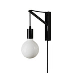 Wandleuchte aus Metall mit zweipoligem Stecker – Schwarz