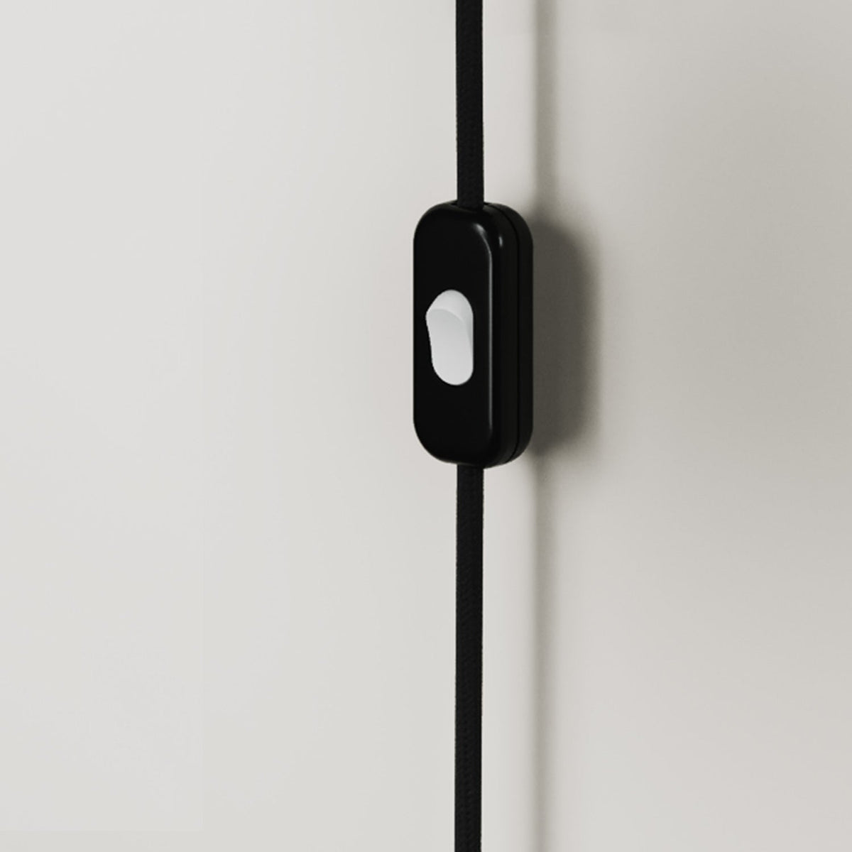 Wandleuchte aus Metall mit zweipoligem Stecker – Schwarz – Ansicht 3