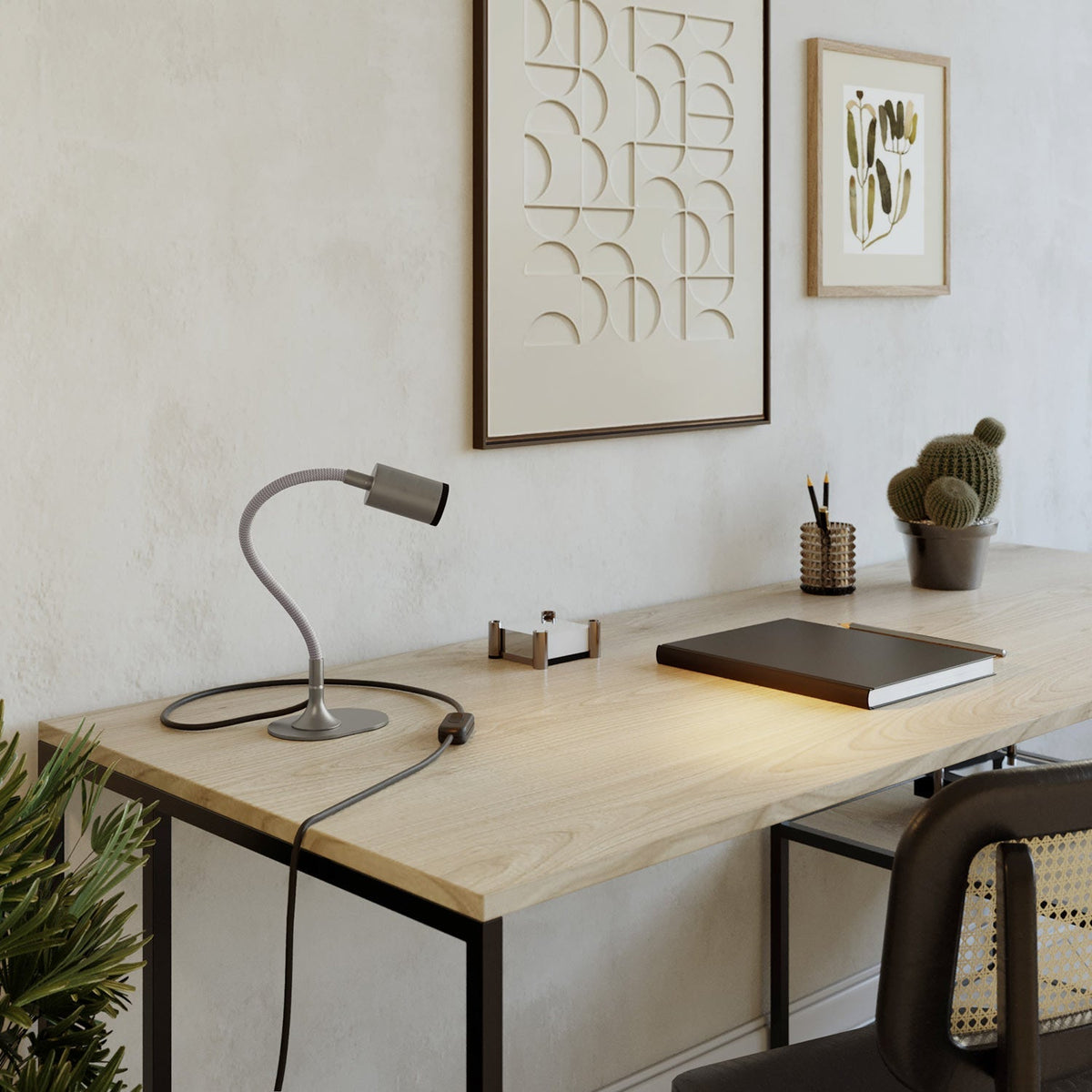 Ovaler Metallfuß für MAG-Y Tischlampe – Satin-Titan – Ansicht 2