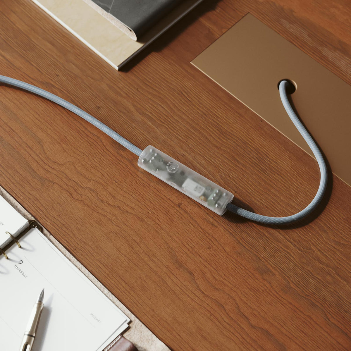 Universaldimmer mit Tastfunktion und Erdungsanschluss für Glühbirnen und dimmbare LEDs – Transparent – Ansicht 3