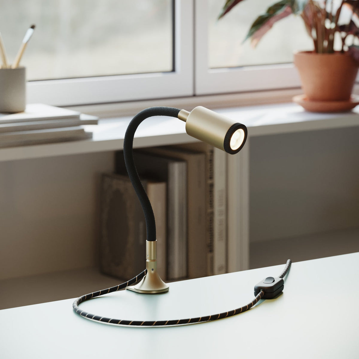 Schwenkbarer Spot MAG-Y mit Klemme – Satiniertes Bronze – Ansicht 2