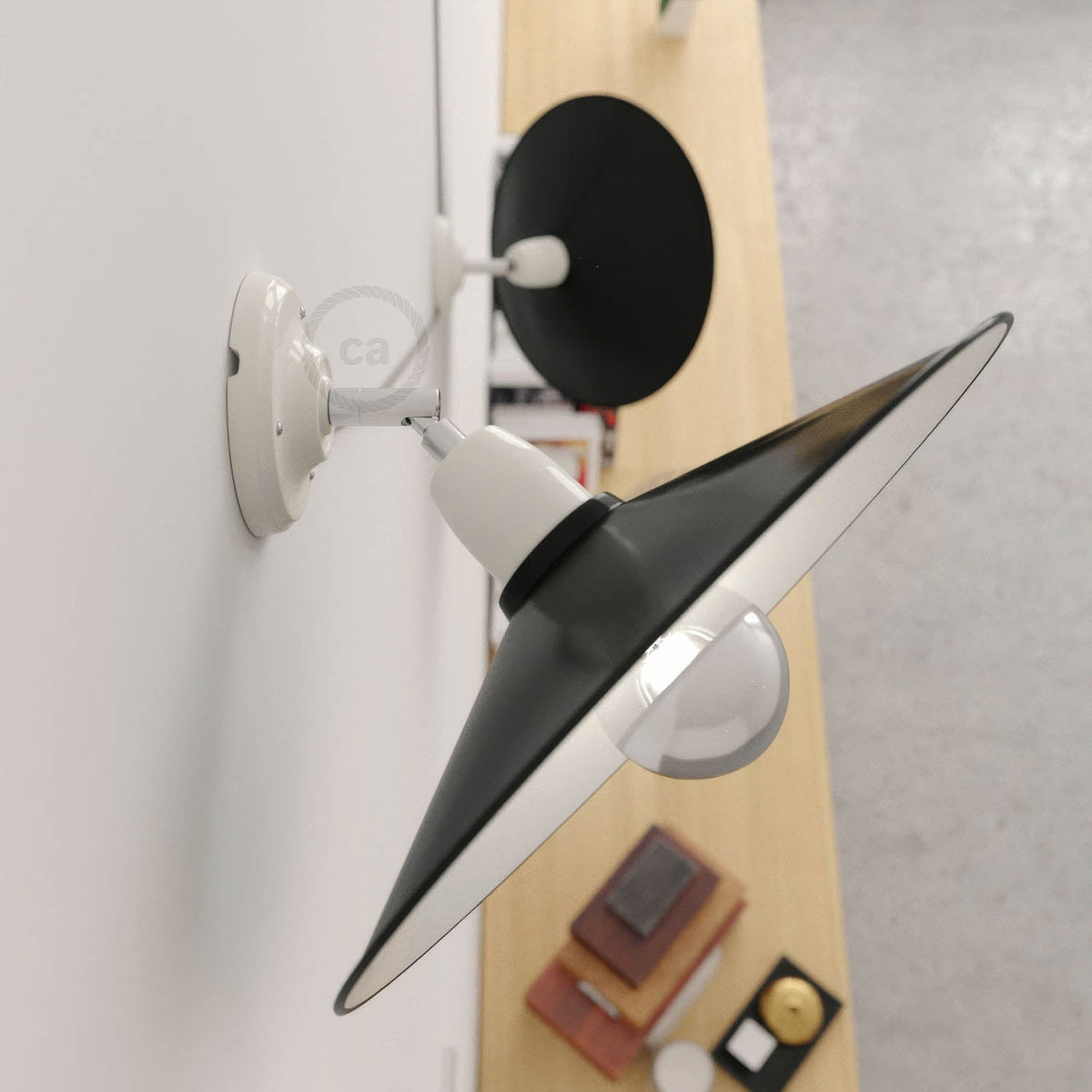 Fermaluce 90° mit Swing-Lampenschirm, verstellbare Wand- oder Deckenlampe aus Porzellan – Weiß – Ansicht 2