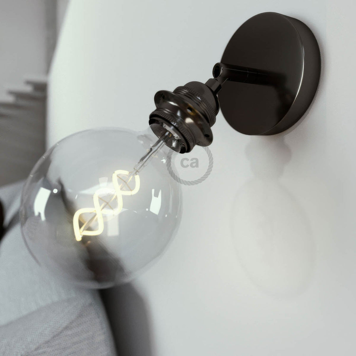 Fermaluce Metall 90° mit E27-Gewindefassung – verstellbare Lichtquelle aus Metall – Schwarz Perla – Ansicht 2