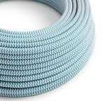Glänzendes, farbiges Elektrokabel in Cyanblau und Reinweiß im Zickzack
