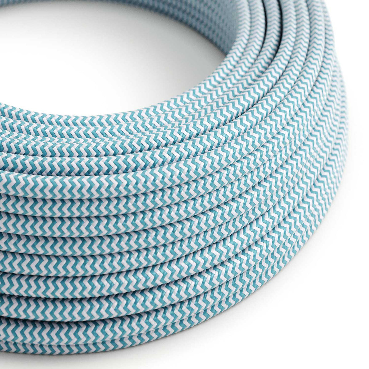Glänzendes, farbiges Elektrokabel in Cyanblau und Reinweiß im Zickzack