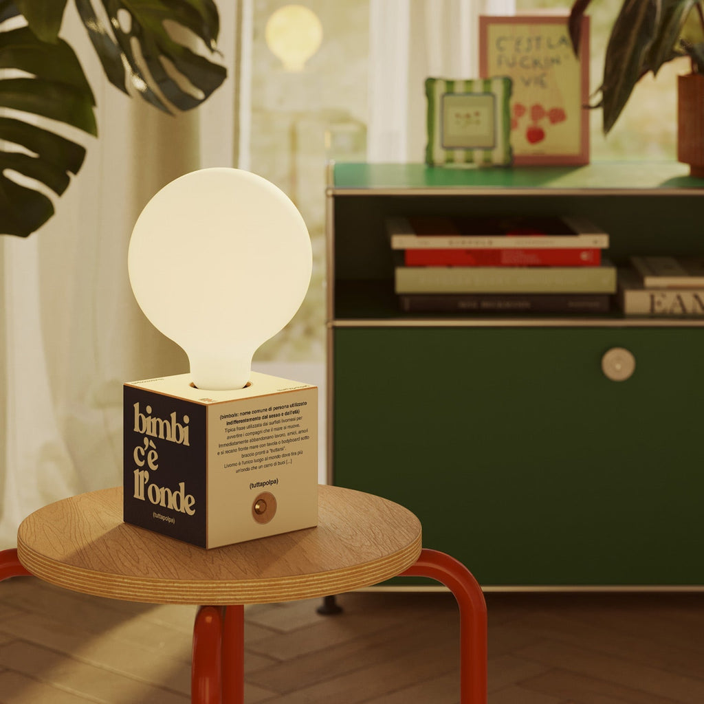 Kabellose Batterie-Lampe Cabless03 „Bimbi c’è l’onde“ mit Glühbirne in Porzellanoptik - Tuttapolpa – Ansicht 2