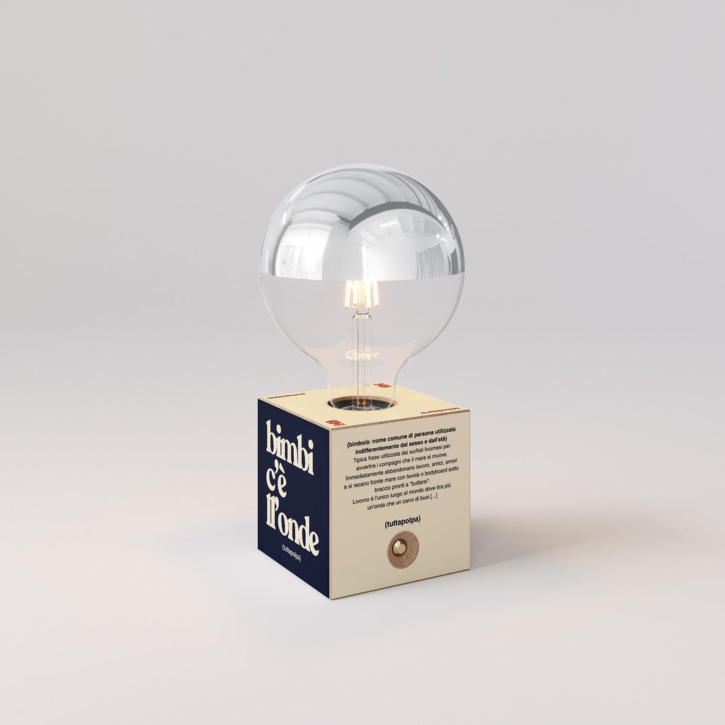 Kabellose Batterie-Lampe Cabless03 „Bimbi c’è l’onde“ mit halbglänzender Glühbirne in Silberkugel-Optik - Tuttapolpa