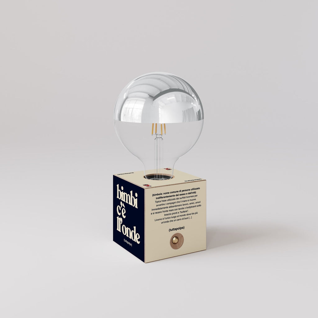 Kabellose Batterie-Lampe Cabless03 „Bimbi c’è l’onde“ mit halbglänzender Glühbirne in Silberkugel-Optik - Tuttapolpa – Ansicht 3