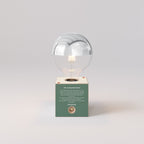Kabellose Batterie-Lampe Cabless03 „Fai ammodino“ mit halbglänzender Glühbirne in Silberkugel-Optik - Tuttapolpa – Ansicht 4