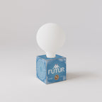 Kabellose Batterie-Lampe Cabless03 „Futur“ mit Glühbirne in Porzellanoptik - Futur Festival – Ansicht 3