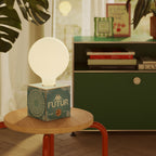 Kabellose Batterie-Lampe Cabless03 „Futur“ mit Glühbirne in Porzellanoptik - Futur Festival – Ansicht 2