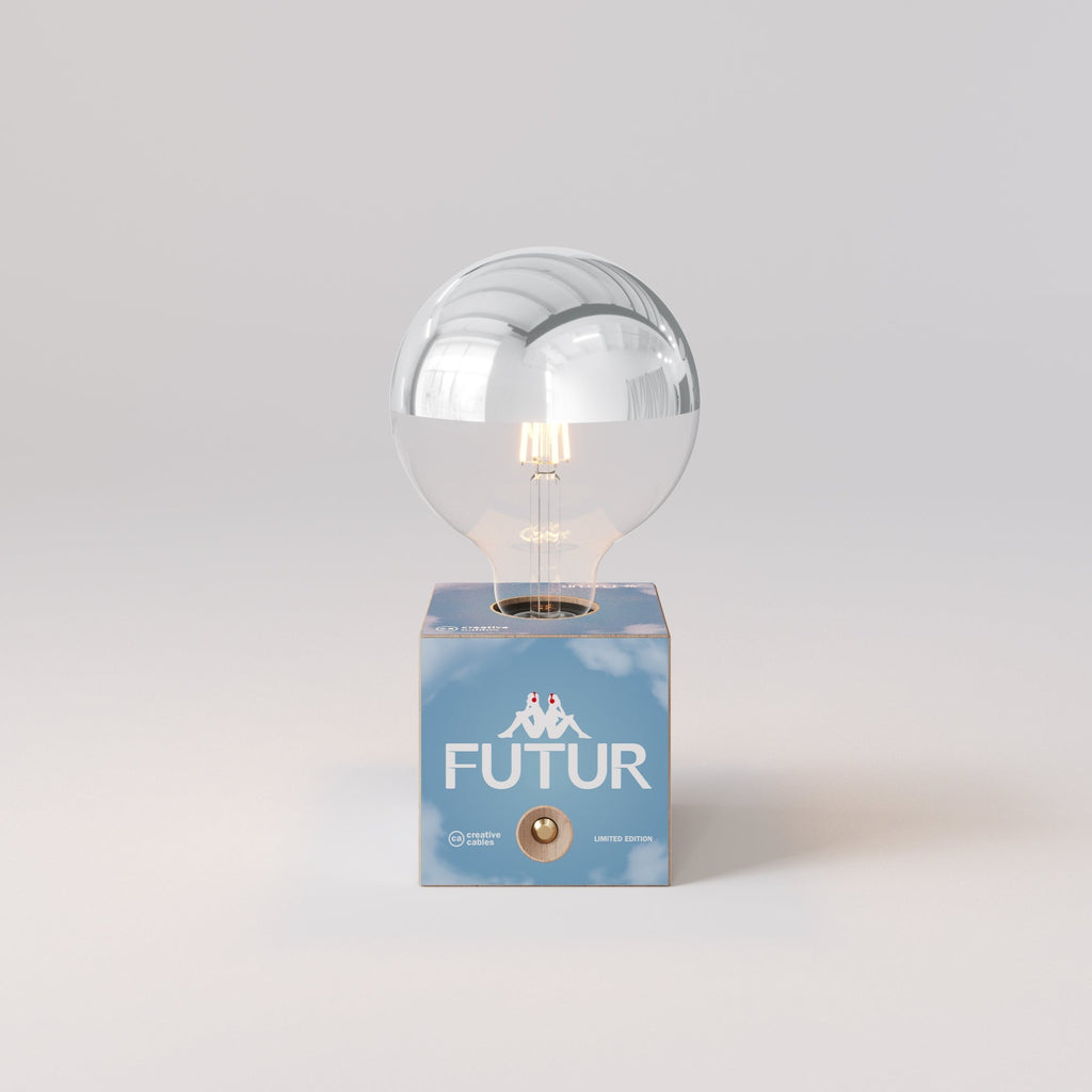 Kabellose Batterie-Lampe Cabless03 „Futur“ mit halbglänzender Glühbirne in Silberkugel-Optik - Futur Festival – Ansicht 4