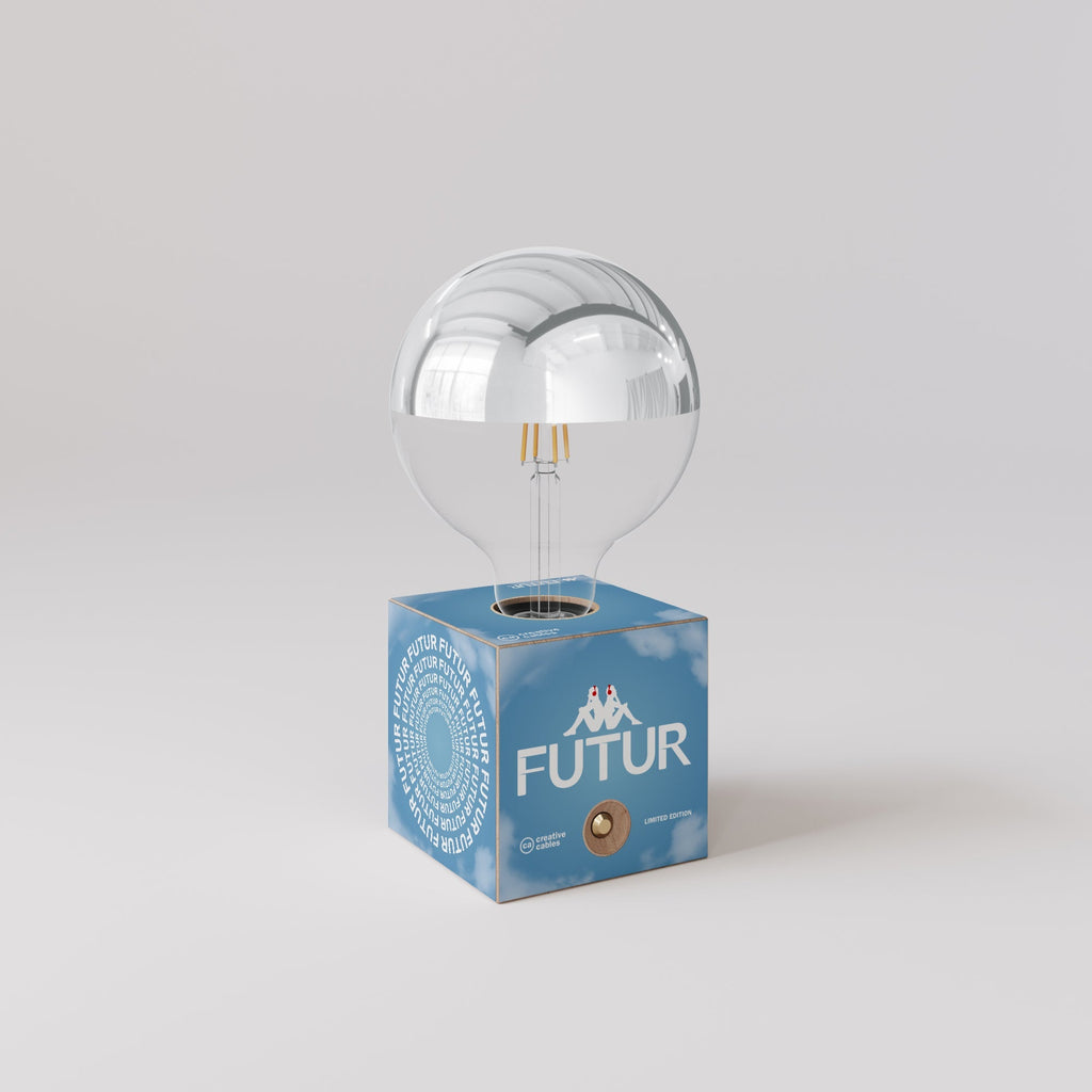 Kabellose Batterie-Lampe Cabless03 „Futur“ mit halbglänzender Glühbirne in Silberkugel-Optik - Futur Festival – Ansicht 3