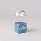 Kabellose Batterie-Lampe Cabless03 „Futur“ mit halbglänzender Glühbirne in Silberkugel-Optik - Futur Festival – Ansicht 3