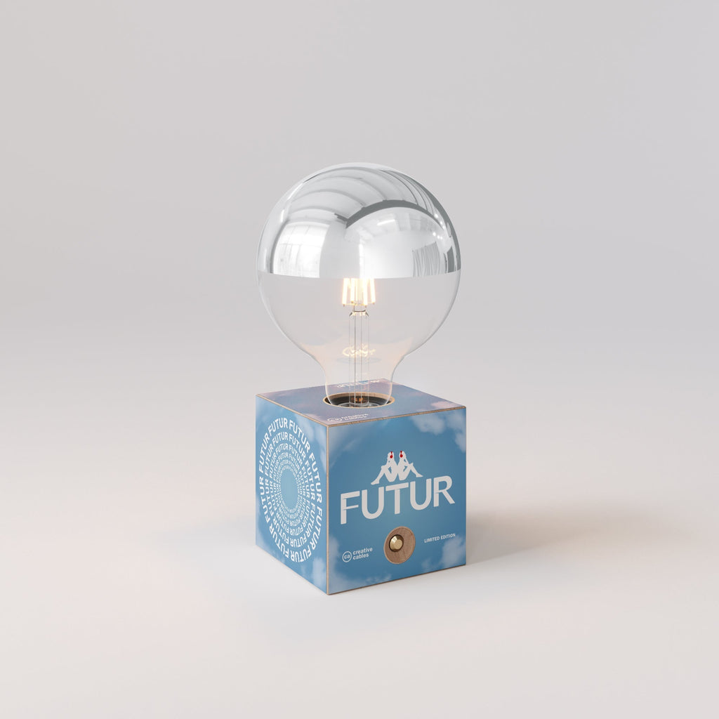 Kabellose Batterie-Lampe Cabless03 „Futur“ mit halbglänzender Glühbirne in Silberkugel-Optik - Futur Festival