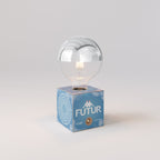 Kabellose Batterie-Lampe Cabless03 „Futur“ mit halbglänzender Glühbirne in Silberkugel-Optik - Futur Festival