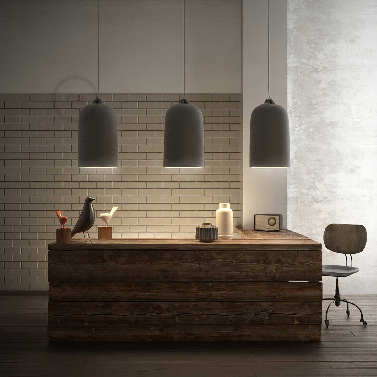 Pendelleuchte mit Textilkabel und XL Campana Keramikschirm – Beton-Optik – Ansicht 3