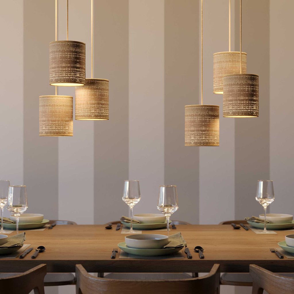 Pendelleuchte mit Textilkabel, Zylinder-Lampenschirm aus Natur-Raffia und Metall-Details - Naturell – Ansicht 2