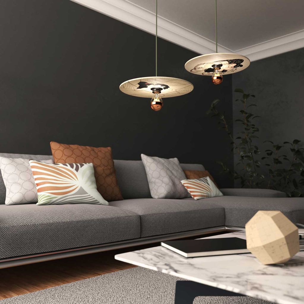 Pendelleuchte komplett mit Textilkabel, doppelseitigem UFO-Holzschirm und Metall-Details – Carolina Zuniga – Ansicht 3
