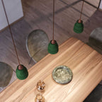 Pendellampe komplett mit Textilkabel, Vasen-Lampenschirm aus Keramik und Metalldetails – Gestreiftes Evergreen – Ansicht 3