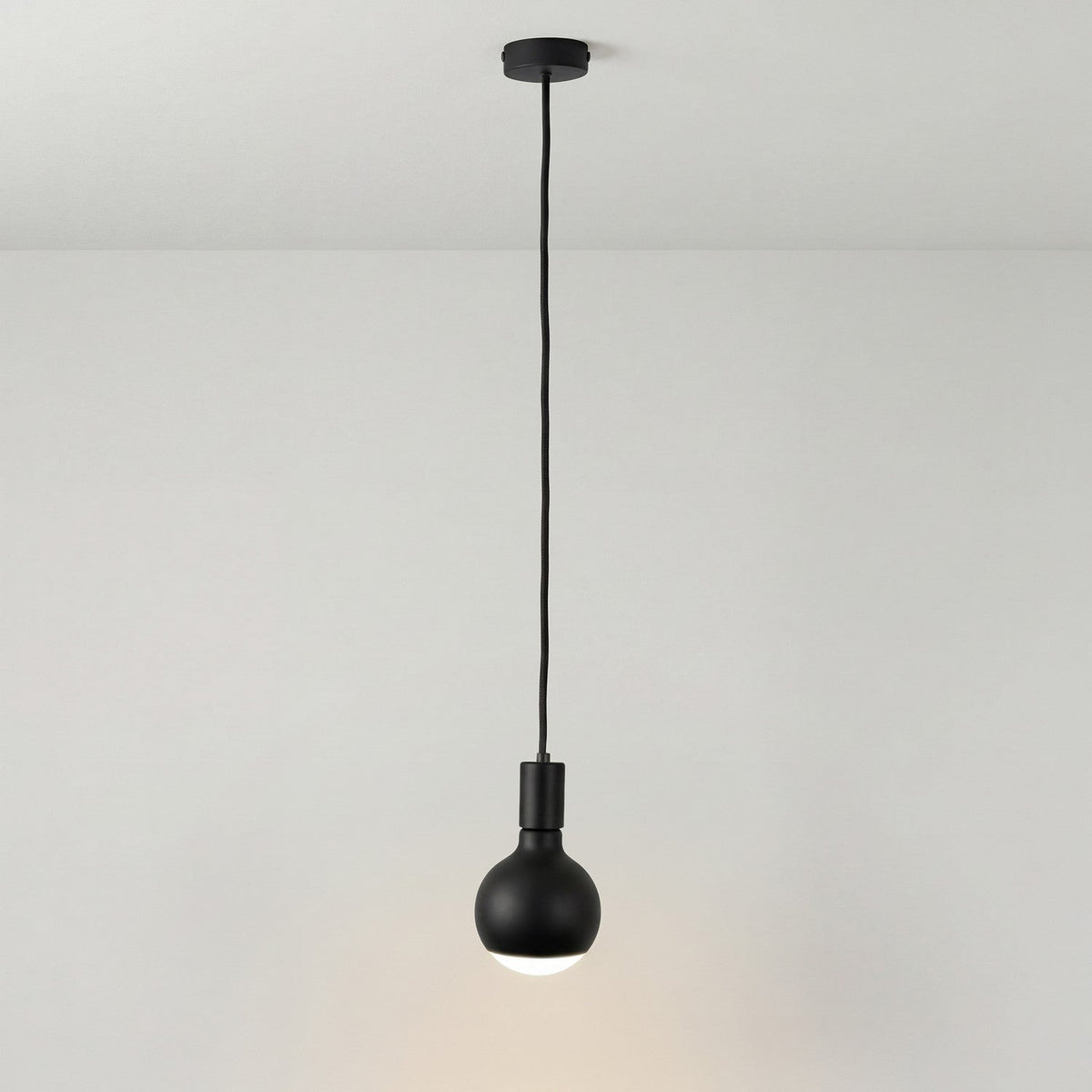Pendelleuchte Filotto Metallico mit Glühbirne Lucia – Schwarz