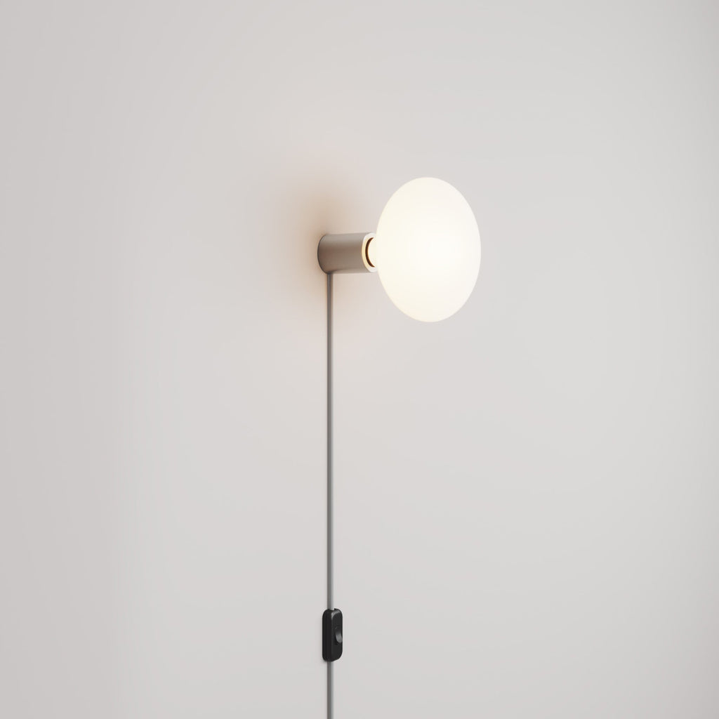 Leuchte mit Stecker mit metallischer Oberfläche und LED-Glühbirne Ellipse in Porzellanoptik – Satin-Titan