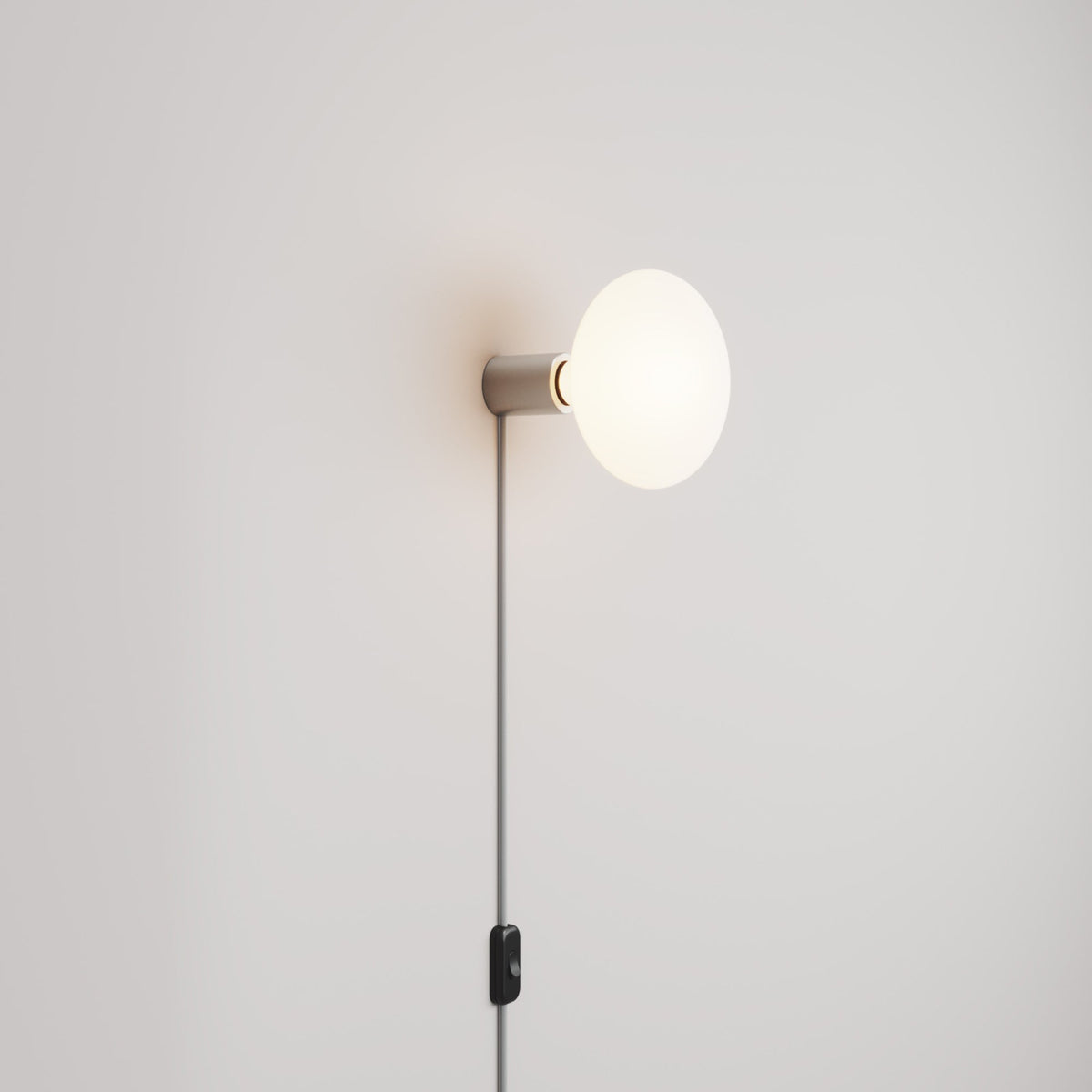 Leuchte mit Stecker mit metallischer Oberfläche und LED-Glühbirne Ellipse in Porzellanoptik – Satin-Titan