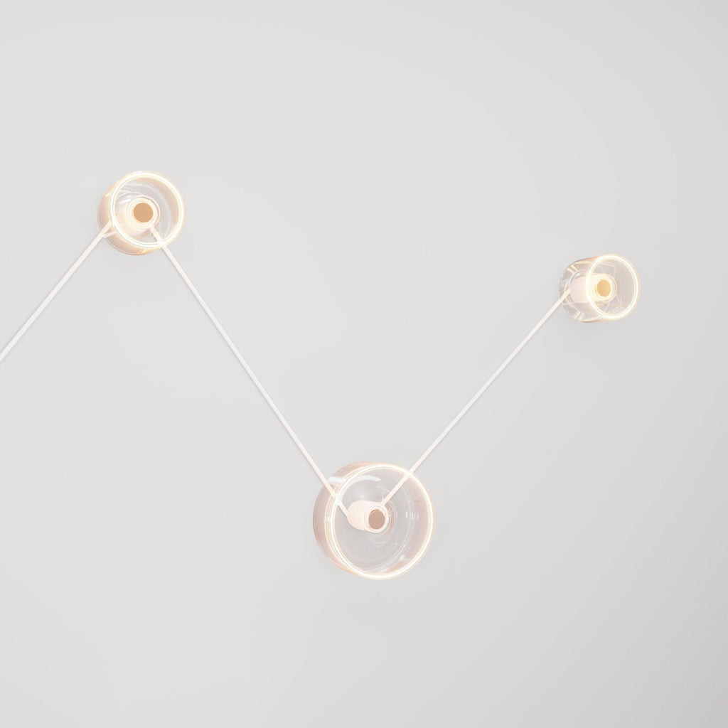 Wandleuchte Spostaluce mit 3 Ghost-Glühbirnen und weißem Kabel