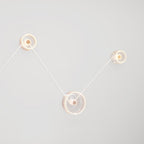Wandleuchte Spostaluce mit 3 Ghost-Glühbirnen und weißem Kabel