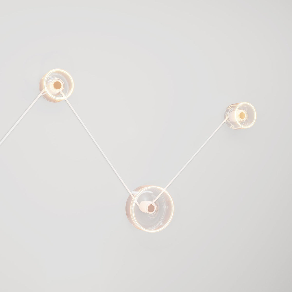 Wandleuchte Spostaluce mit 3 Ghost-Glühbirnen und weißem Kabel