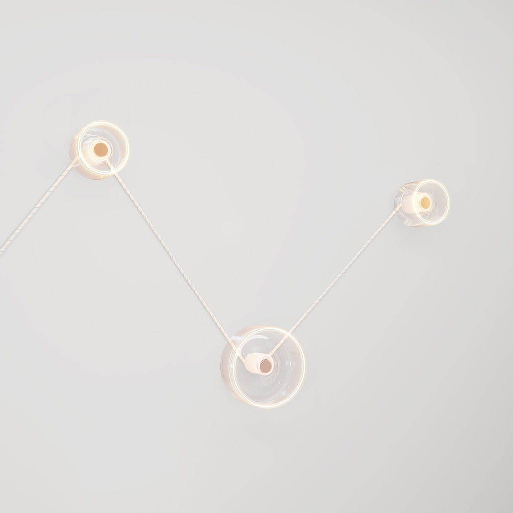 Wandleuchte Spostaluce mit 3 Ghost-Leuchtmitteln und weiß-goldenem Kabel