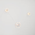 Wandleuchte Spostaluce mit 3 Ghost-Leuchtmitteln und weiß-goldenem Kabel