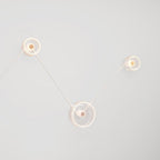 Wandleuchte Spostaluce mit 3 Ghost-Leuchtmitteln und weiß-goldenem Kabel