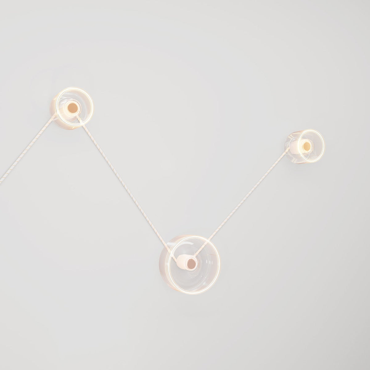 Wandleuchte Spostaluce mit 3 Ghost-Leuchtmitteln und weiß-goldenem Kabel