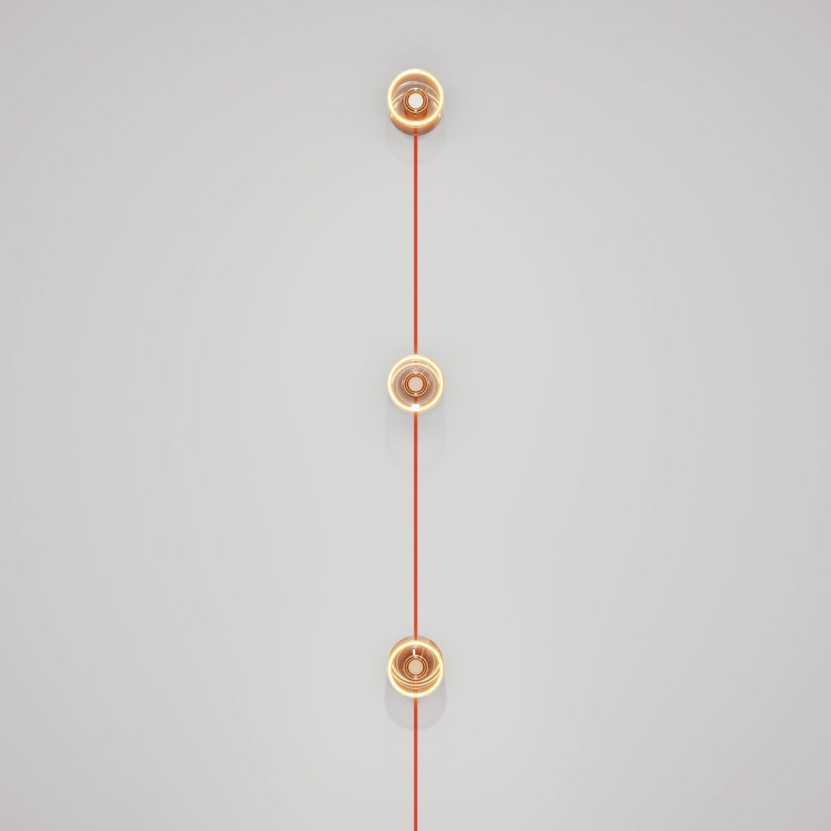 Wandleuchte Spostaluce mit Stecker, 3 Ghost-Glühbirnen und orangem Kabel