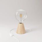 Tischlampe mit Basis aus Erlenholz, transparentem Leuchtmittel, RM01-Kabel und EU-Stecker