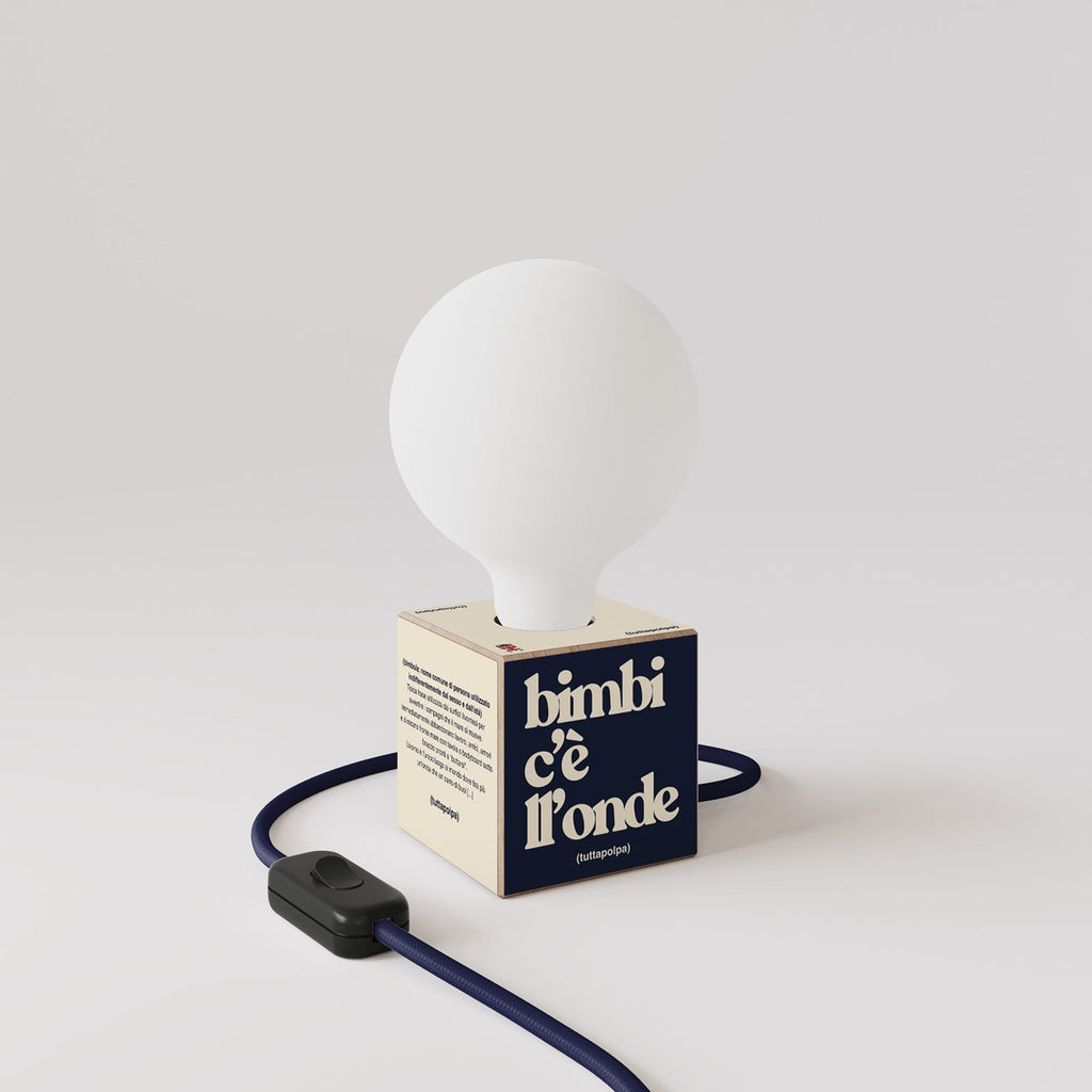 Tischlampe Cubetto „Bimbi c’è l’onde“ mit Glühbirne in Globusform mit Porzellan-Effekt – Tuttapolpa – Ansicht 3