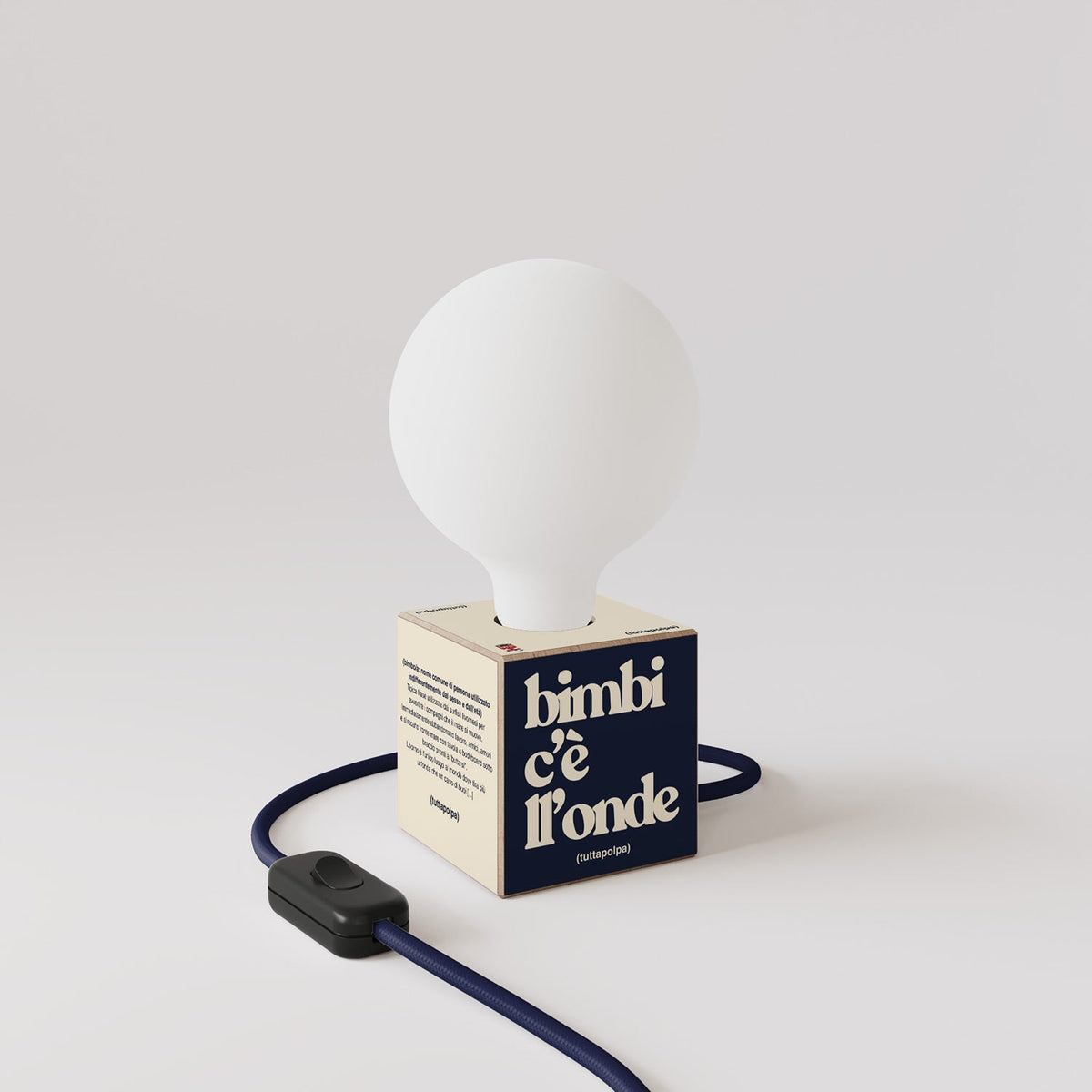 Tischlampe Cubetto „Bimbi c’è l’onde“ mit Glühbirne in Globusform mit Porzellan-Effekt – Tuttapolpa – Ansicht 3